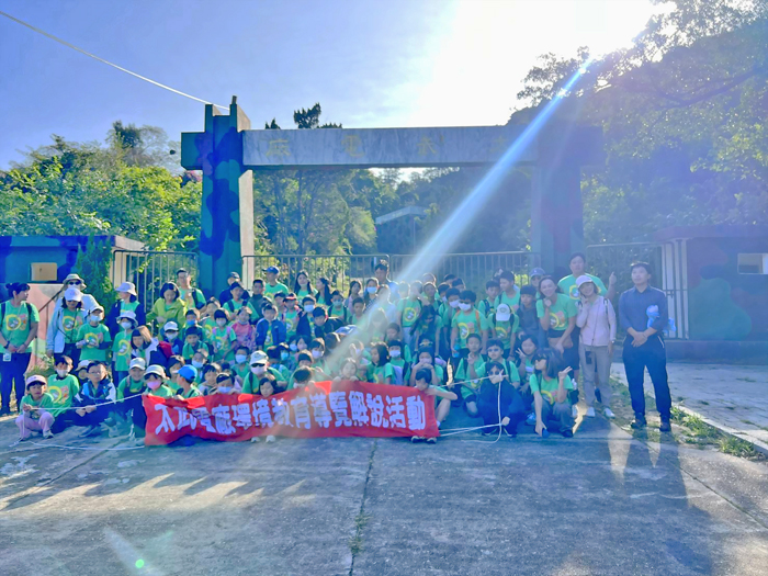 金門縣政府觀光處與教育處攜手合作，安排多年國小師生前往位於金湖鎮太武山麓處的太武電廠進行戶外教學。（觀光處提供）