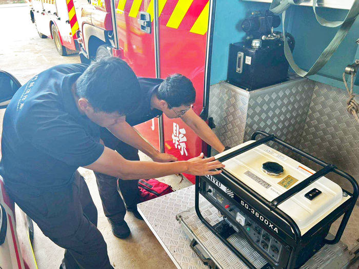 鳳凰颱風來勢洶洶，縣長陳福海請消防弟兄做好防颱整備工作。（消防局提供）