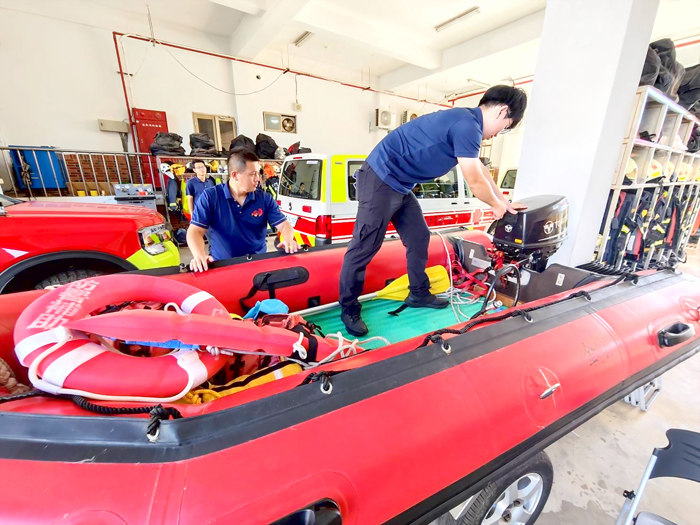 鳳凰颱風來勢洶洶，縣長陳福海請消防弟兄做好防颱整備工作。（消防局提供）