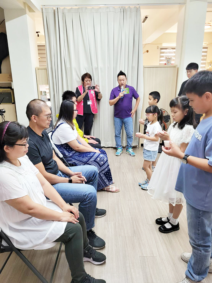 孩子向父母奉茶。（金門縣生命線協會提供）