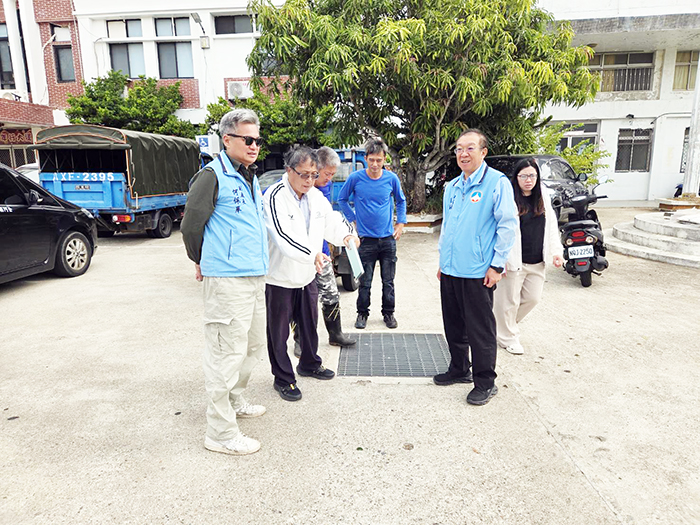 隨著鳳凰颱風逐步逼近，秘書長張瑞心會同工務處及各鄉鎮公所等相關單位啟動防颱與防汛整備工作。（工務處提供）