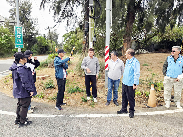 隨著鳳凰颱風逐步逼近，秘書長張瑞心會同工務處及各鄉鎮公所等相關單位啟動防颱與防汛整備工作。（工務處提供）