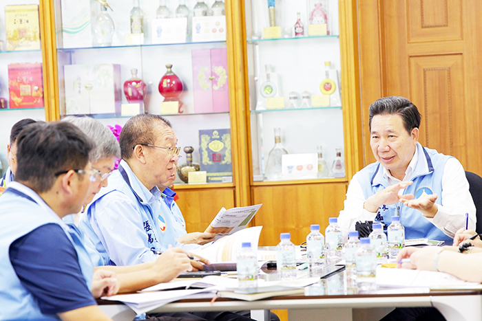 縣長陳福海主持「金門縣陶瓷廠整體發展策略規劃案專案會議」，聽取各單位簡報並指示後續推動方向。（薛子軒攝）