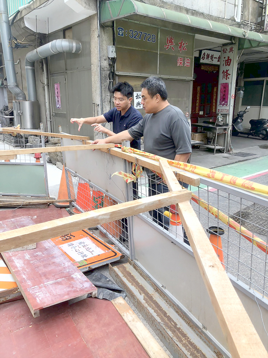 鎮長李誠智（右）會勘轄區內易淹水區域。（金城鎮公所提供）