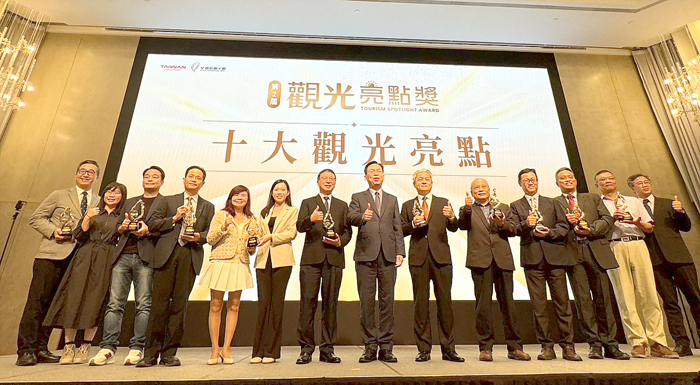 總經理丁丞康（左一） 代表金酒公司接受交通部觀光署頒獎。（金酒公司提供）