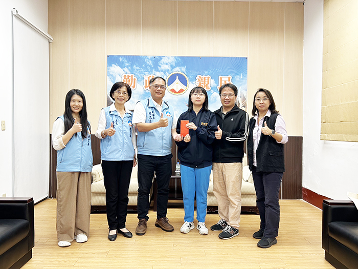 為表達縣府對離島學子勇於探索科學精神的肯定，副縣長李文良代表縣長陳福海親自致贈程儀予金門高中學生楊甯鈞。 （教育處提供）