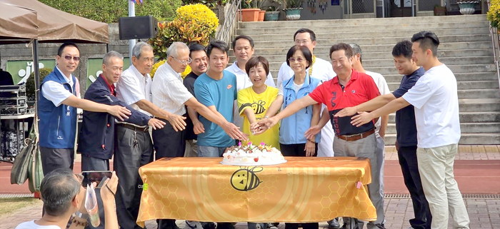 湖埔國小建校107週年校慶，各界來賓切下生日蛋糕。（湖埔國小提供）