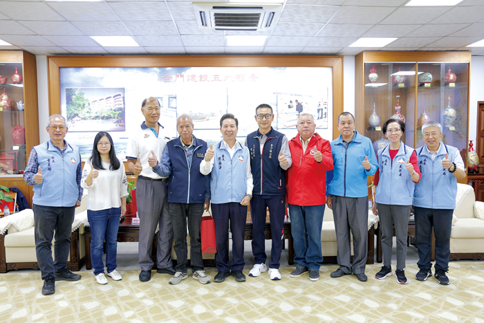 縣長陳福海接見114年度榮獲內政部頒發專業獎章及績優民政人員的得獎者。（薛子軒攝）