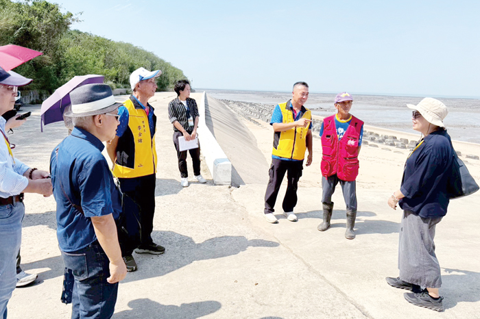 金寧鄉古寧村榮獲環境部「低碳永續家園評等」銀級認證殊榮。在第二階段現地評核中，環境部委員親赴古寧村實地考察，對該村在資源有限情況下仍能靈活運用、展現強大整合力的成果表示讚許。（環保局提供）