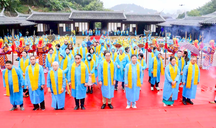 2025海峽兩岸書院文化交流活動在福建三明尤溪朱熹故里登場，兩岸文士齊聚，並以古禮祭朱子。（燕南書院提供）