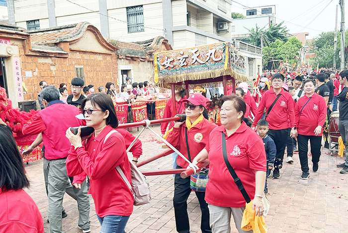 沙美萬安堂三忠廟遶境隊伍。（陳麗妤攝）