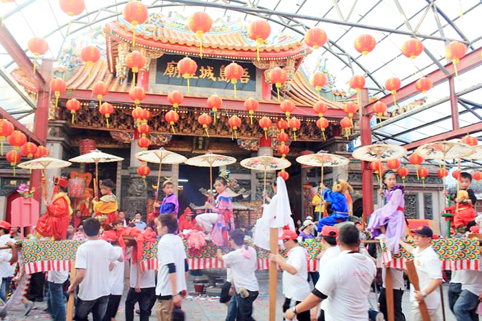 浯島城隍廟將於今日起一連三天，每晚在廟前舉辦蜈蚣座體驗活動。（蜈蚣座民俗協會提供）