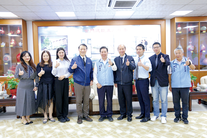 華信航空代表團拜會縣府，雙方就旅運與運能議題交換意見。（薛子軒攝）