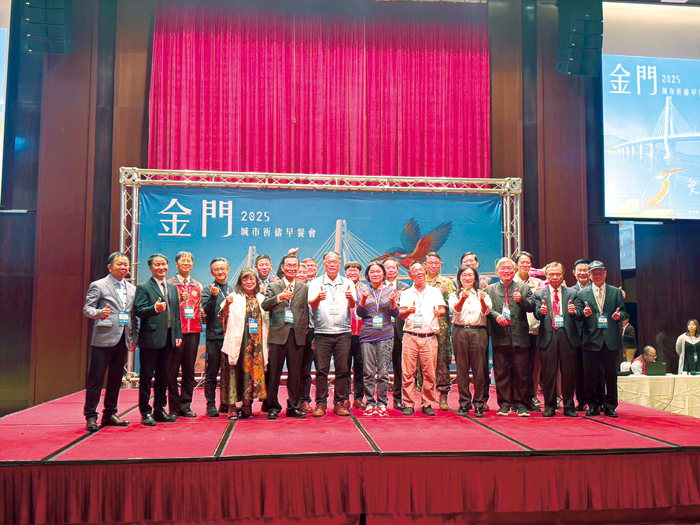 二○二五金門城市祈禱早餐會昨登場，與會嘉賓合影。（呂肇中攝）