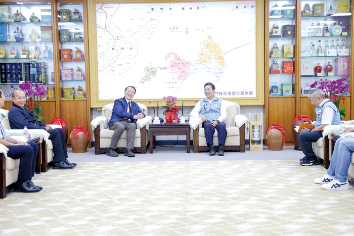 華信航空代表團拜會縣府，雙方就旅運與運能議題交換意見。（薛子軒攝）