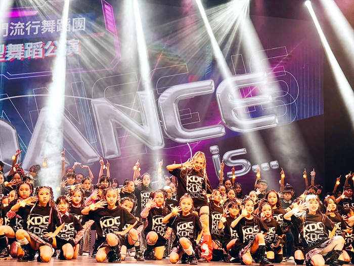 團長李依文帶領舞團以熱力十足的大合舞作為謝幕。（KDC舞團提供）