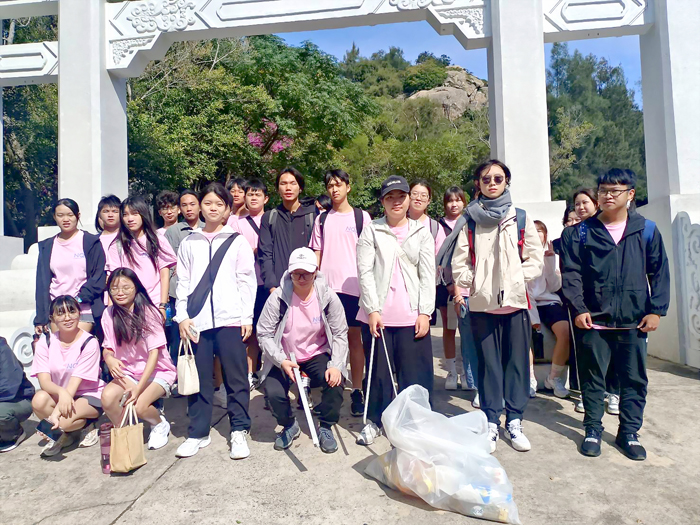 金門大學辦理「太武淨山縱走做環保」活動，師生一同淨山。（金大提供）