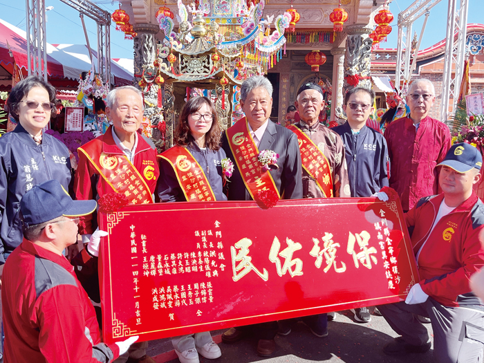 金門縣議員王秀玉率議會團隊前往獻匾祝賀。（高凡淳攝）