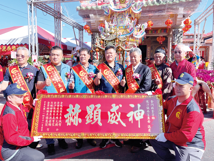 鄉鎮長前往獻匾祝賀。（高凡淳攝）