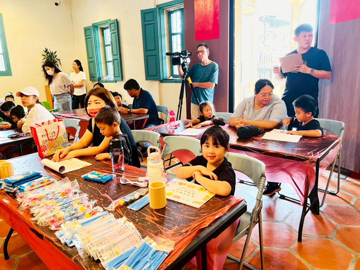 文化局辦理一系列「金門縣文化資產修復推廣工作坊」，由專業的講師帶領，述美國小、金沙國小及金湖國小等校之學童，親手體驗傳統工藝的魅力。（述美國小提供）