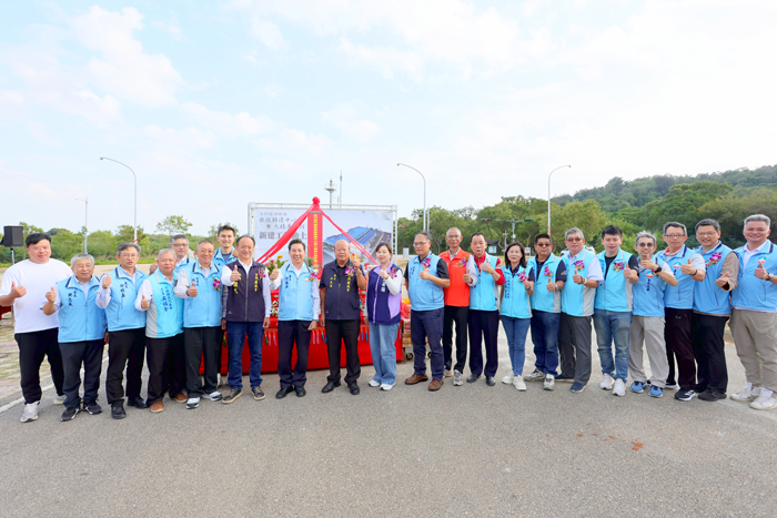 金門縣政府昨日舉行「烈嶼鄉旅服轉運中心暨大橋展示館新建工程」陳縣長和來賓合影。（薛子軒攝）