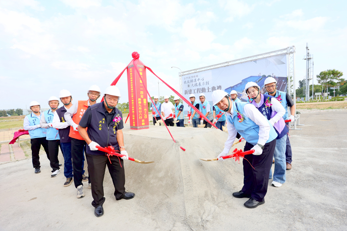 陳縣長和來賓共同持鏟動土，祈祝動土順利，工程如質如期完工。（薛子軒攝）
