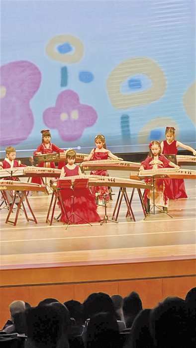 《箏聲魅影》音樂會，舞台上聚集了金門在地與各團隊的孩子們，用十指在琴弦間描繪山水與風色。
（蔡其發攝影）