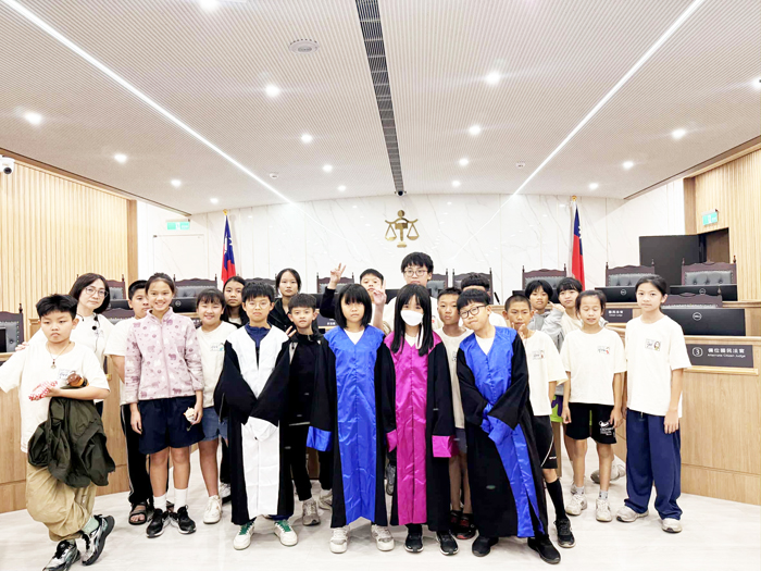 中正國小六年級老師們結合社會科「民主政治的發展」單元，帶領學生前往金門地方法院參訪。（校方提供）