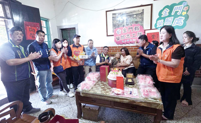 榮服處處長劉信義與志工團隊為百歲人瑞楊奶奶賀壽。（榮服處提供）