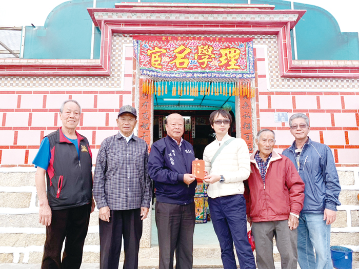 雙口林氏宗親慶賀理學賢祖林希元誕辰，議員洪成發敬獻爐敬金。（洪成發議員服務處提供）