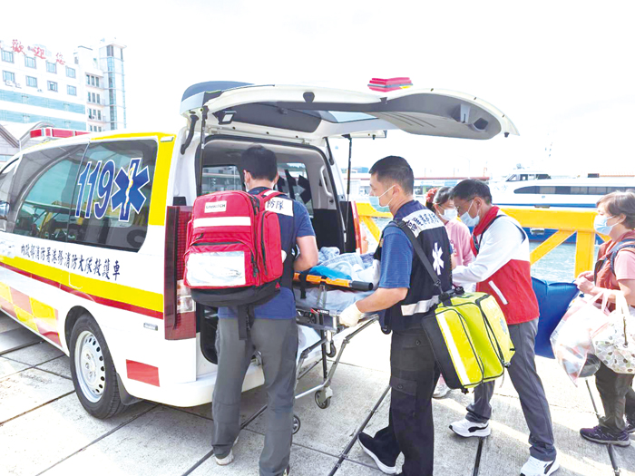 金門縣紅十字會協助後送病患返金。（許峻魁攝）