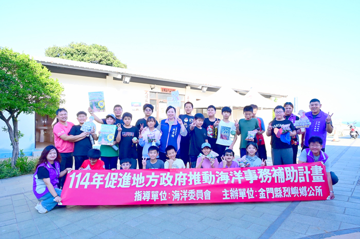 鄉長洪若珊歡迎師生參加海洋教育營隊。（烈嶼鄉公所提供）