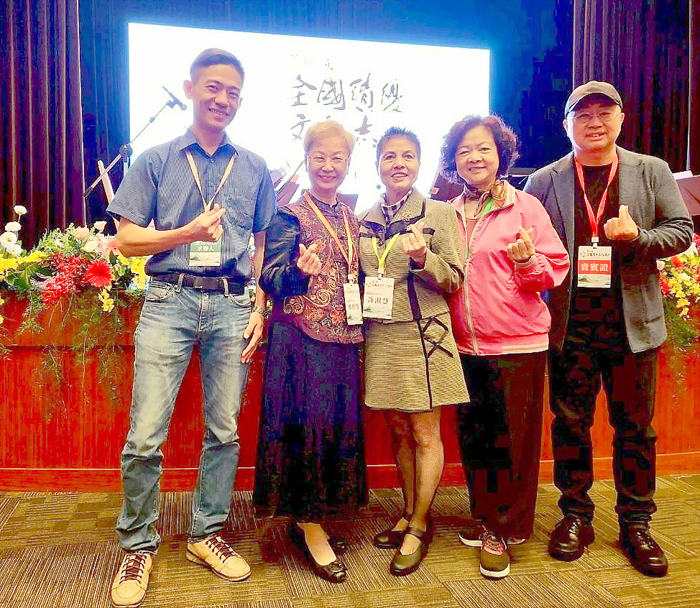 金門文化局志工許淑慧、鄭碧珍於「全國績優文化志工」評選中分別榮獲金質獎與銅質獎，為金門文化志工團隊再添耀眼亮點。（文化局提供）