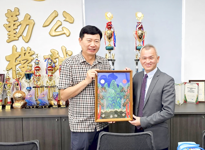 台韓三校交流在金寧中小互贈見面禮。（校方提供）