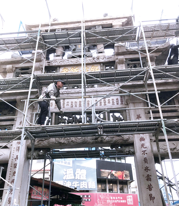 建於清嘉慶十七年（1812），有「台閩第一坊」之譽的邱良功母節孝坊進行新一波清潔維護工程。（李金生攝）