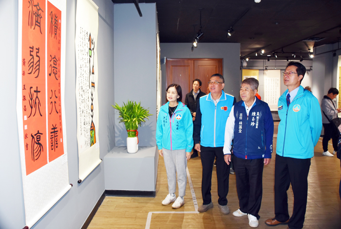 「兩岸家規家訓書法聯展」昨日隆重開幕，吸引兩岸三地文化界人士、書法家與各姓宗親代表齊聚一堂。（莊煥寧攝）