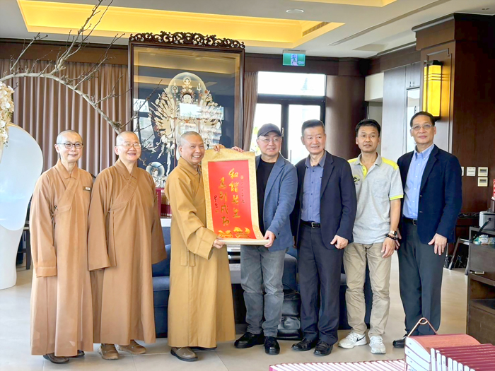 金門縣文化局局長陳榮昌、金門縣文化園區管理所所長暨金門歷史民俗博物館館長盧根陣等人參訪佛光山。（文化局提供）