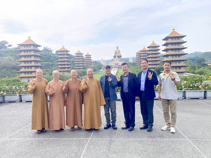 金門縣文化局局長陳榮昌、金門縣文化園區管理所所長暨金門歷史民俗博物館館長盧根陣等人參訪佛光山。（文化局提供）