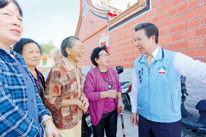 縣長陳福海關心長者退休生活，全面推動樂齡學習政策。（薛子軒攝）