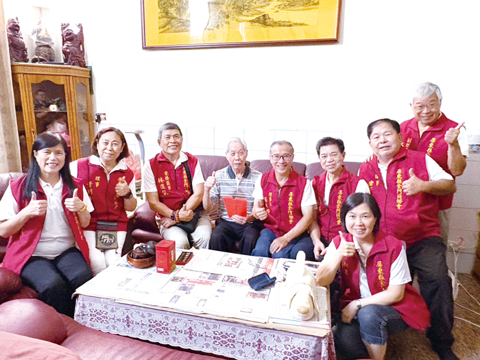 屏東縣屏東市金門縣同鄉會展開敬老慰問行程。（該會提供）