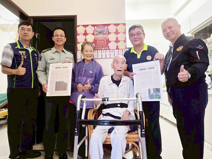 金門榮服處處長劉信義偕同金門後備指揮部後備服務中心主任許澤鑫，前往探視甫出院返家的榮民金必文。
（榮服處提供）