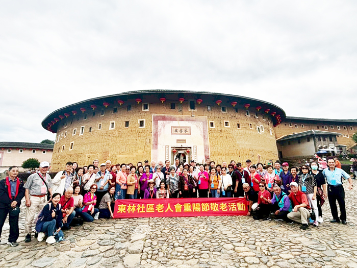 東林老人會首度組團前往廈門旅遊，長者樂開懷。
（東林老人會提供）
