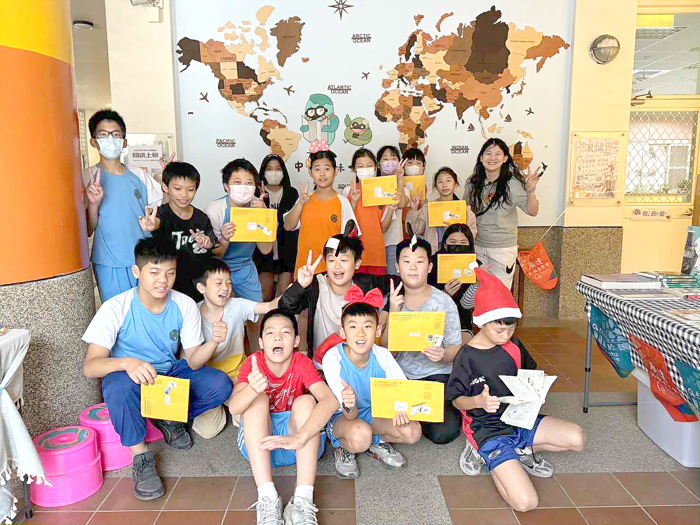 在聖誕節前夕，中正國小英文老師共同規劃課程，引導孩子手繪設計卡片，寄給國內外的聖誕老公公。（校方提供）