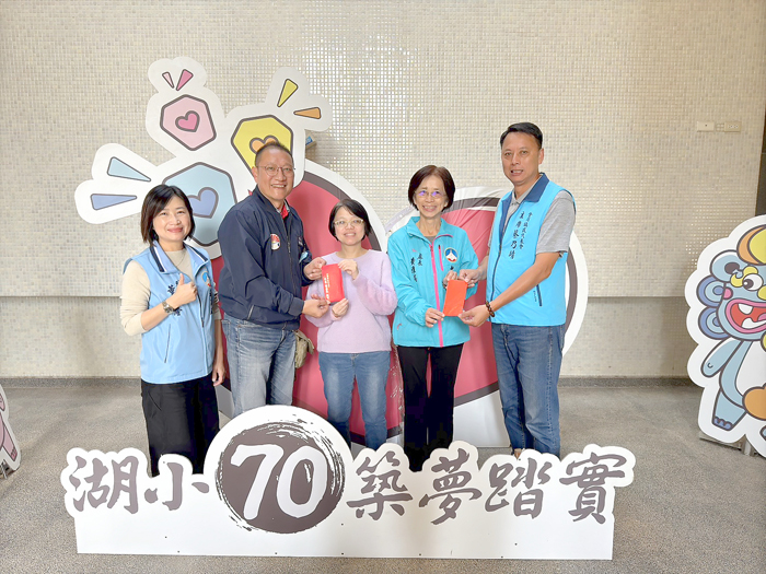 金湖國小家長會會長林嘉森與金湖鎮民代表會主席蔡乃靖合力資助兩名金湖國小學生的畢業旅行全額費用。（呂肇中攝）