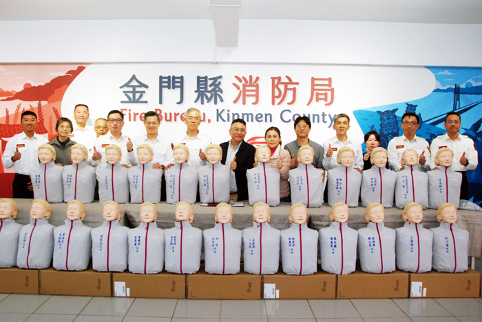 善心人士捐贈消防局「簡易型QCPR成人半身安妮」心肺復甦訓練模型與訓練用自動體外心臟電擊器（AED）貼片，捐贈者合影。（消防局提供）