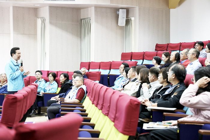 縣府於金湖國小視聽室舉辦「金門中小學校長扎根教育研討會」，縣長陳福海到場致詞。（薛子軒攝）