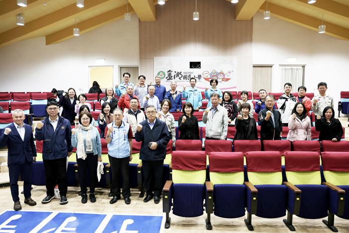 縣府於金湖國小視聽室舉辦「金門中小學校長扎根教育研討會」，縣內各國中小學校長、教育專家及公益基金會代表齊聚一堂，共同探討AI時代教育轉型的方向。（薛子軒攝）