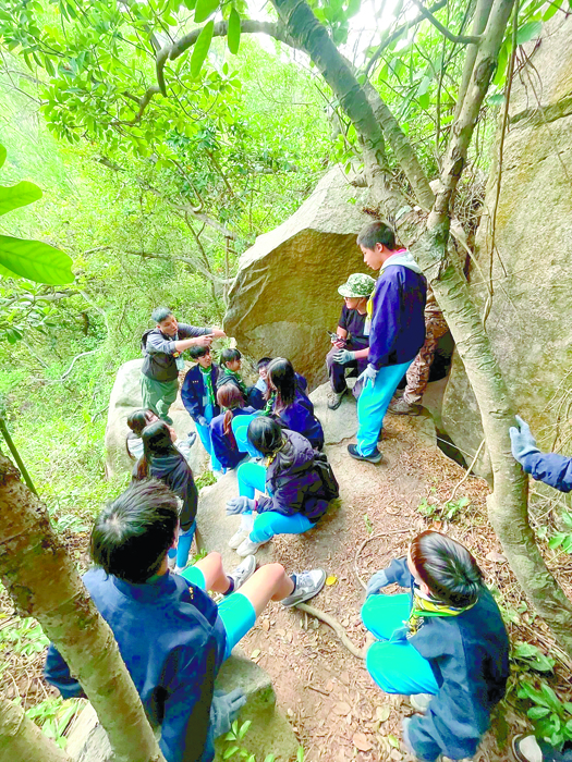「羊角囊文化路徑」讓童軍在山林間攀爬，邊走、邊聽、邊解謎。（民眾提供）