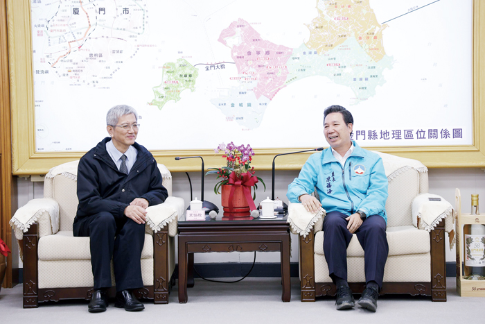 交通部航港局局長葉協隆率團拜會縣長陳福海，雙方就水頭港大型旅客服務中心後續啟用與營運規劃進行交流。（薛子軒攝）