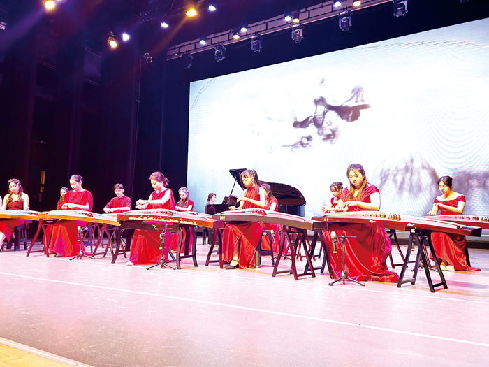 王敦玲老師帶領團員演奏開場曲《臥虎藏龍》。（許加泰攝）